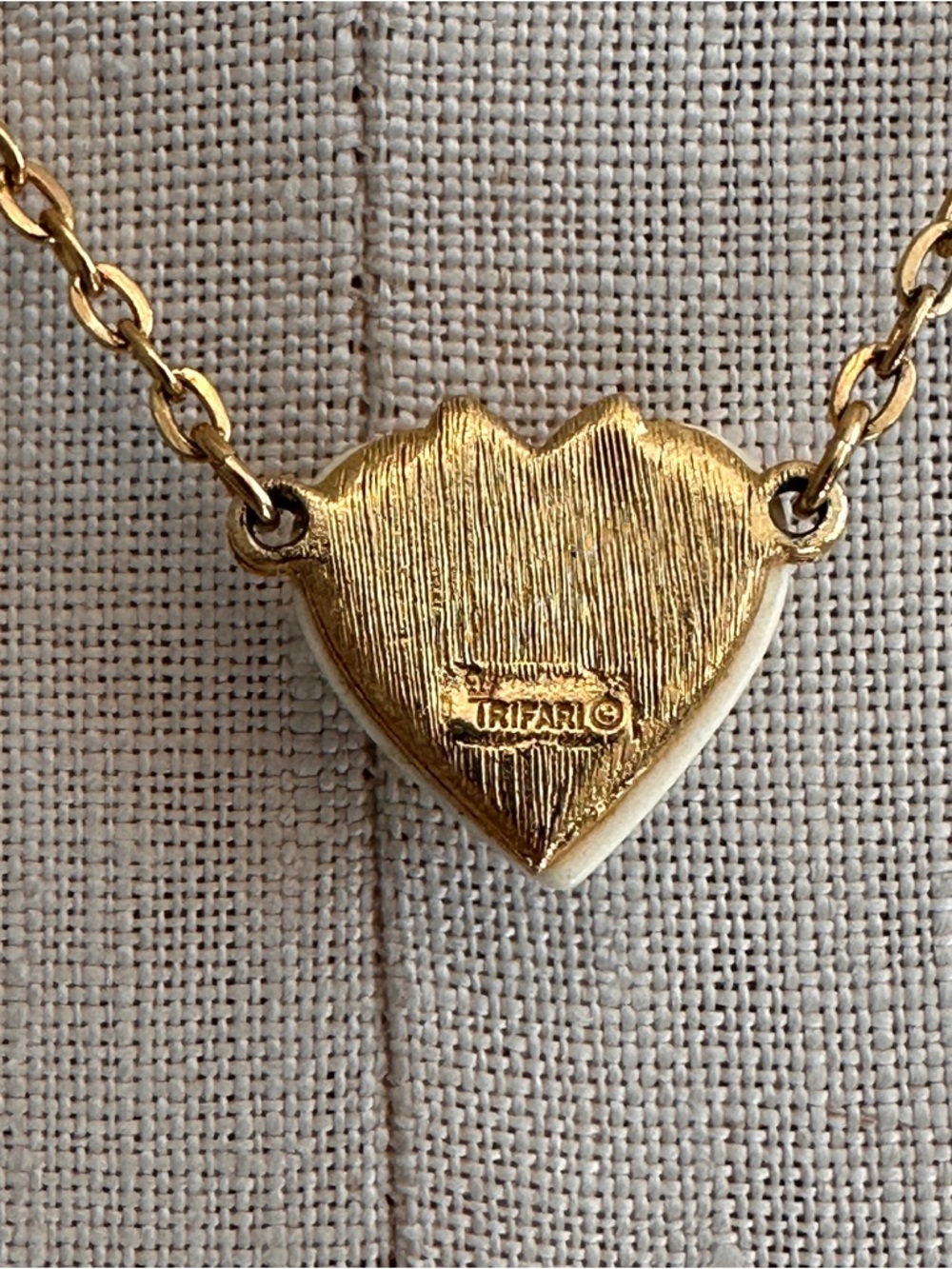 Vintage TRIFARI goldtone puffy cream white puff heart necklace choker - Picture 4 of 8